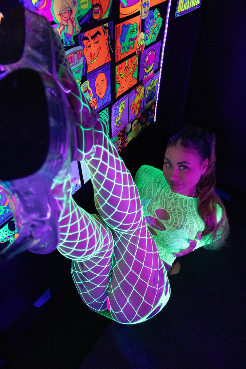 You took the bait, little fish. Now you’re tangled in my net. Legs crossed, ankles locked, and these clear heels pressing down just enough to remind you who’s in control. Struggle if you want..I love feeling you squirm under me🪱
#FishnetFetish #FootDomme #HeelDomination #Chicago