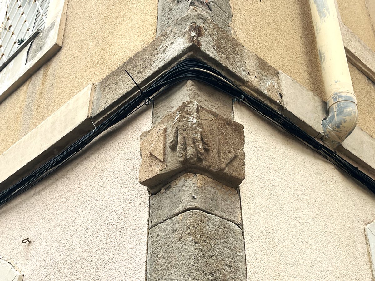 Bcnsingular's tweet image. Una mà misteriosa a la #Barceloneta: era un reclam comercial? Un avís dirigit als vianants? Crec que ningú en sap la resposta (Sòria amb Sant Carles)