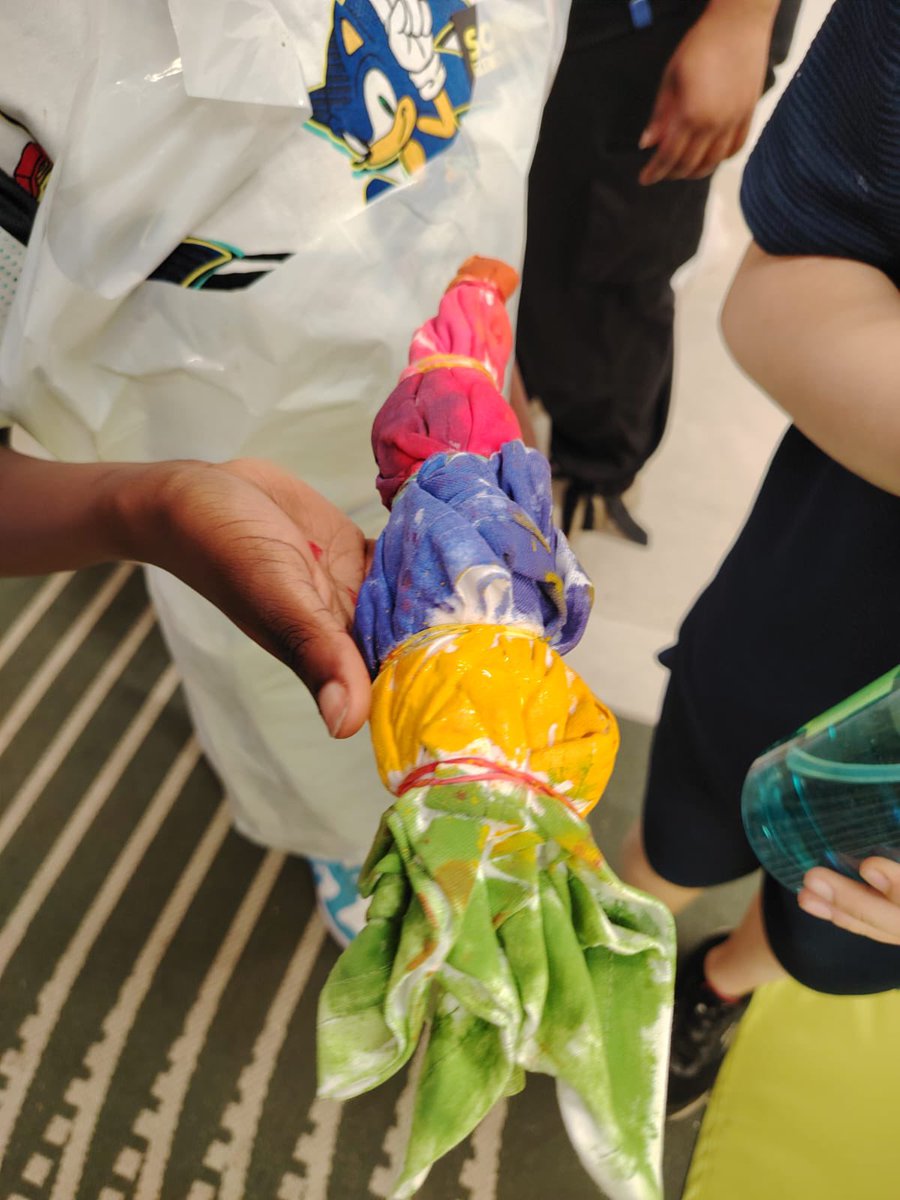 It for a little messy at our HAF <a href="/HealthyHolLeeds/">Healthy Holidays Leeds</a> club today. Our children and young people designed their own Tie Dye T-shirts🎨. And finished off the day with outdoor activities