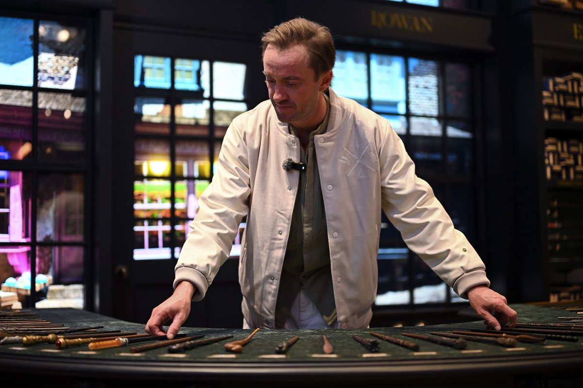 tflc_22's tweet photo. 📲| Feltonews 

Tom Felton en la nueva tienda de Harry Potter Chicago. 

#TomFelton https://t.co/3SggtqrBod