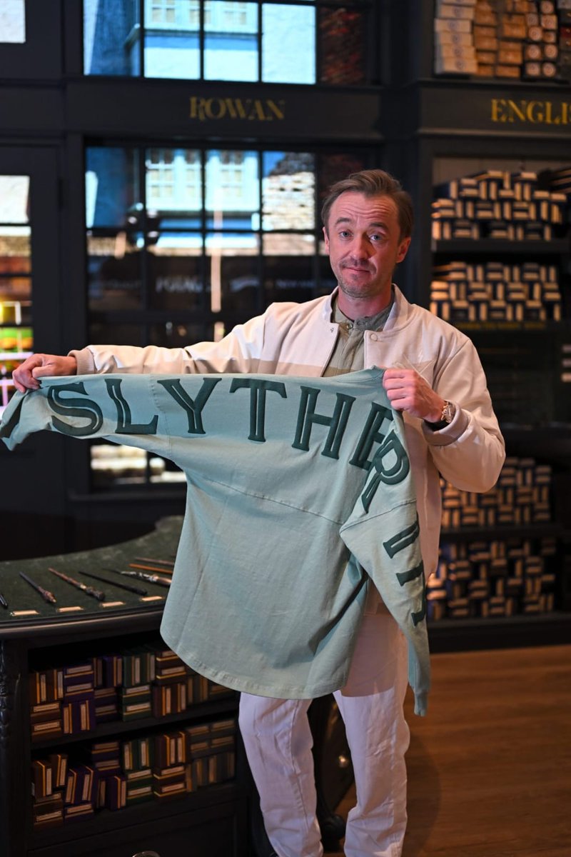 📲| Feltonews 

Tom Felton en la nueva tienda de Harry Potter Chicago. 

#TomFelton