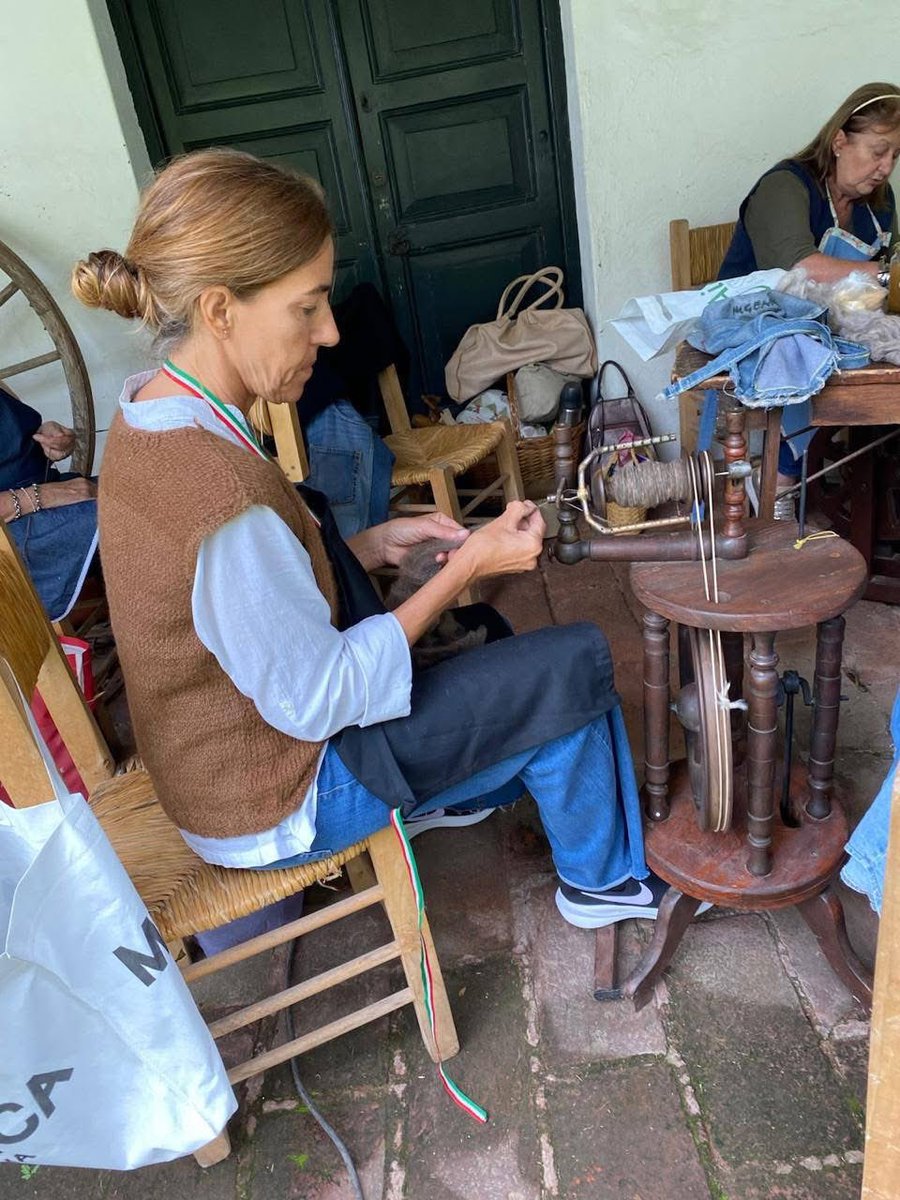 rattofranc's tweet photo. Compartimos algunas imágenes de las alumnas del taller de "Hilado en huso y rueca" a cargo de la Prof. Fabiana Blazco
#MasCultura https://t.co/xGvRuI7UAJ