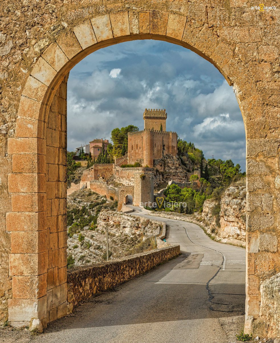 carallochosco's tweet image. 🖼#BellaEstampa🖼

~Castillo de Alarcón~

Fortaleza prerromana conquense rodeado por el meandro del #Júcar. Fue ciudadela árabe y baluarte cristiano. Perteneció al famoso Don Juan Manuel, autor del #CondeLucanor

@AmigoCastillos @ClmApit @CastillosdeEspa @CastillosEsp