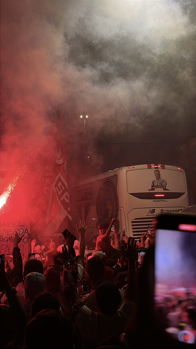 guiazevedo31's tweet photo. Eis o São Paulo Futebol Clube sendo conduzindo por seu povo.

@placar https://t.co/QFOPcdYllO