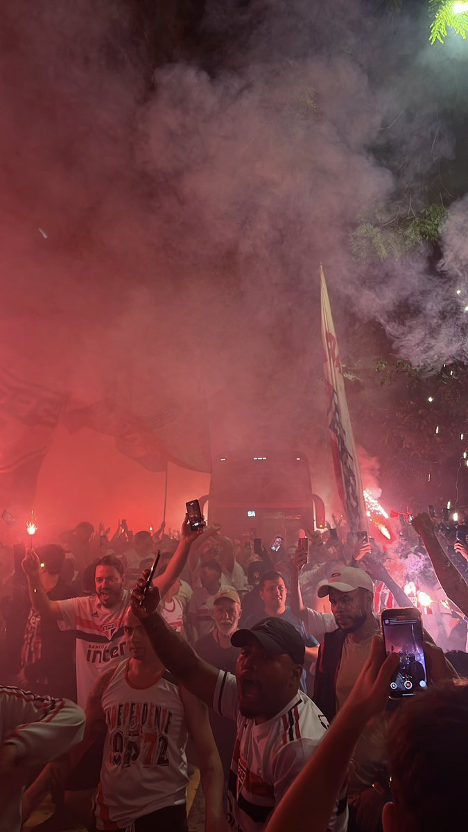 Eis o São Paulo Futebol Clube sendo conduzindo por seu povo.

<a href="/placar/">PLACAR</a>
