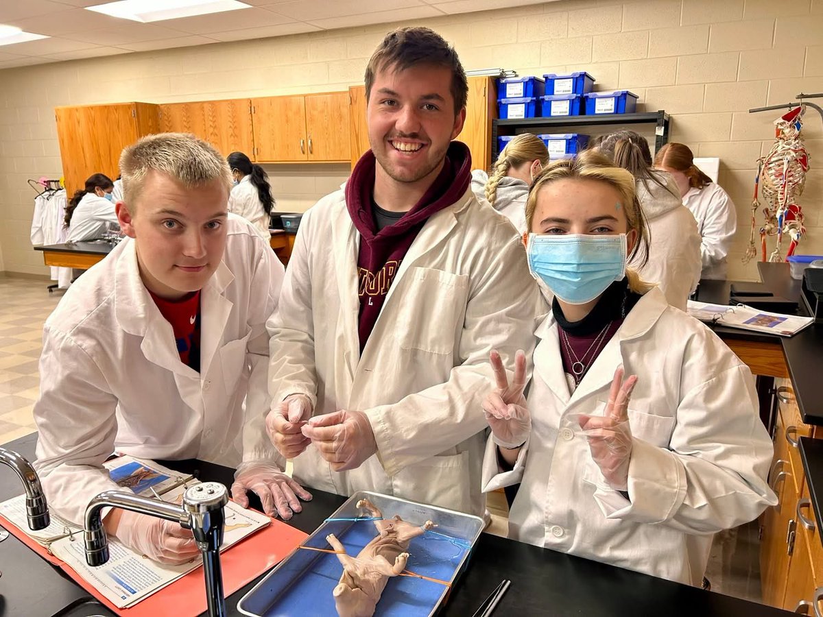 GPHS HONORS BIOLOGY 2: Combining lab experience with instruction, students below are dissecting baby pigs in Mrs. Jennifer Milam’s fetal pig anatomy lab. Thank you Mrs. Milam for all you do for our students!!! Go G-P! 💙💛🏴󠁧󠁢󠁳󠁣󠁴󠁿🐽