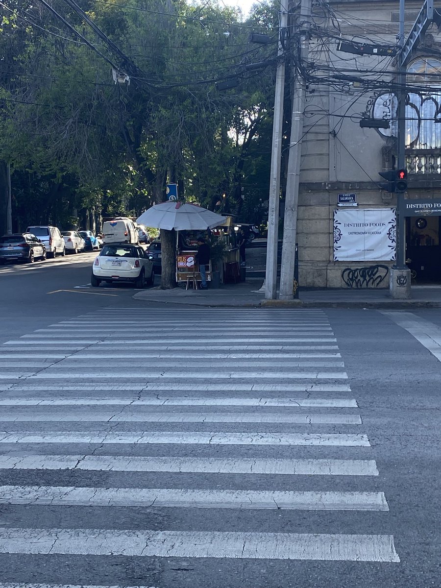 Rorromf's tweet photo. @AlessandraRdlv Perdon, es que el puesto ambulante movil q invade la esquina con su paraguas tapaba al puesto ambulante fijo q me referia, seguramente por eso ni @AlessandraRdlv ni la decena de personas q le hacen al show pal’ video lo pudieron ver… https://t.co/UwF7Vgergu
