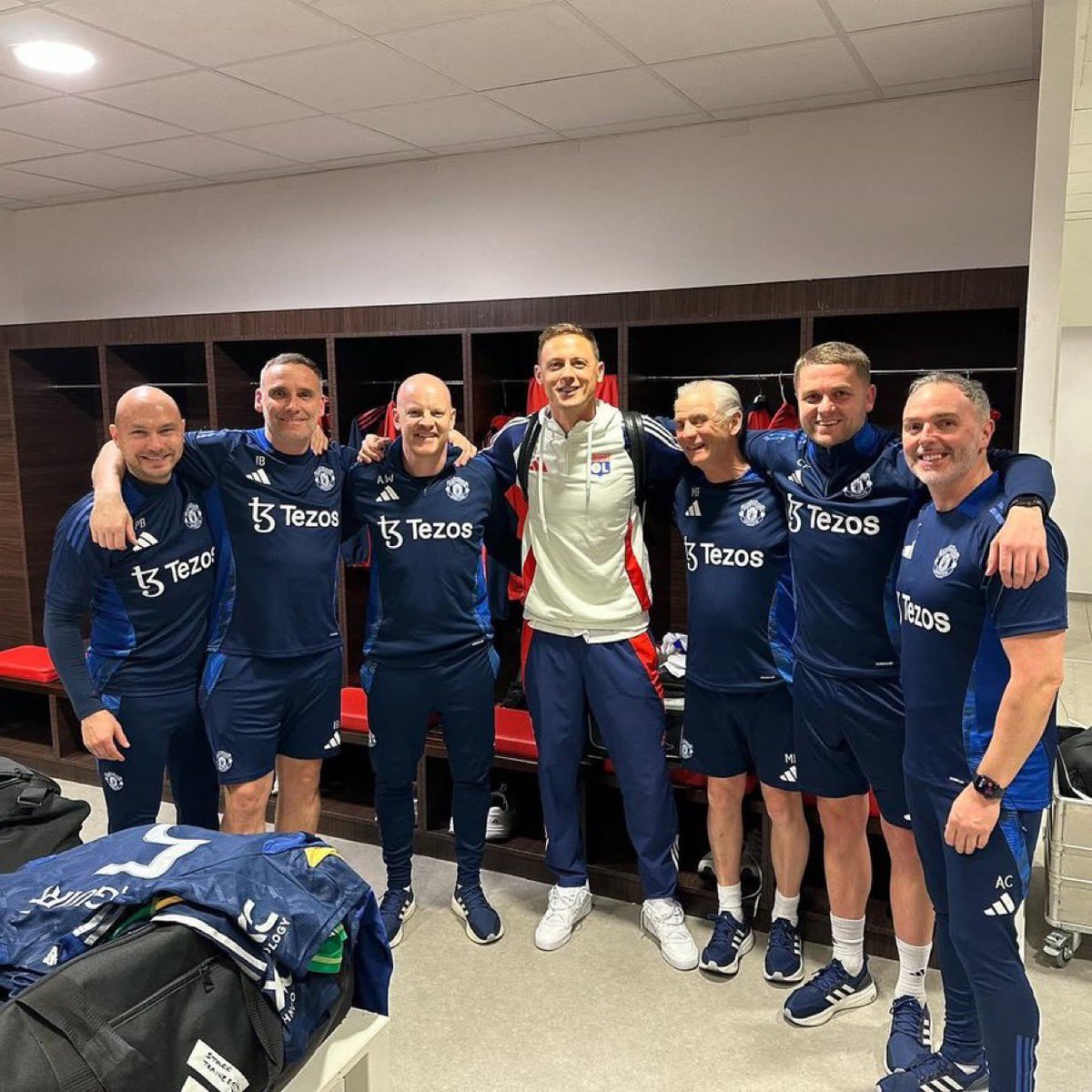 FabrizioRomano's tweet photo. ❤️🎞️ Nemanja Matić meets Man United staff members: “Nice to see my brothers again!”. https://t.co/MubtvfmQcy