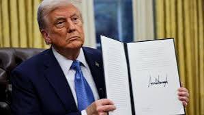 CryptoXEconomia's tweet photo. #Trump firma una resolución que revoca una norma del IRS que apuntaba al ecosistema #DeFi

Un golpe directo contra el exceso regulatorio y una señal clara de apoyo al ecosistema de las #Criptomonedas.

La narrativa pro-cripto está de vuelta en la política de EE.UU.

#CryptoNews #TrumpTariffs #Regulation #inversion
