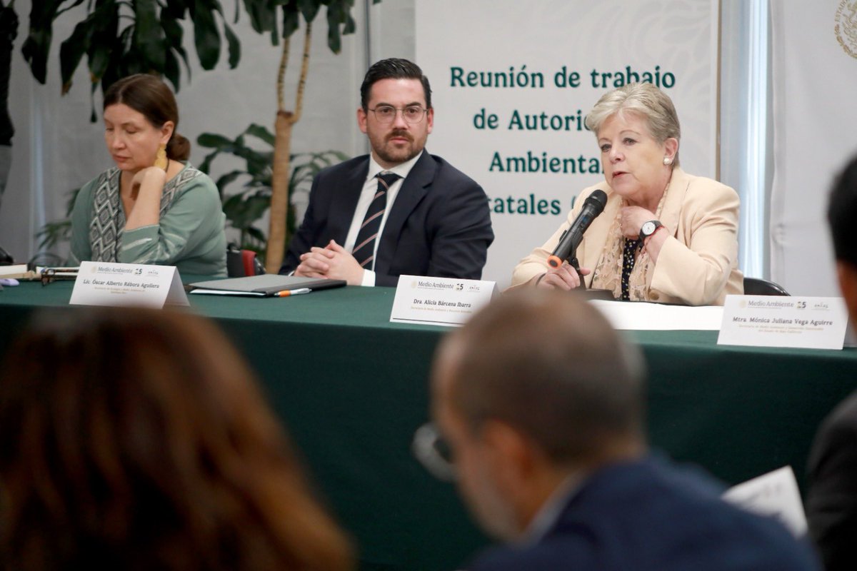 Alicia Bárcena (@aliciabarcena) on Twitter photo Un gusto recibir en <a href="/SEMARNAT_mx/">SEMARNAT México</a> a las y a los integrantes de la <a href="/anaaemx/">ANAAE A.C</a>. Construimos agenda de trabajo compartida para impulsar la Política Ecológica y Ambiental Humanista de la presidenta <a href="/Claudiashein/">Claudia Sheinbaum Pardo</a>. ¡Mucho éxito a su nueva Mesa Directiva, presidida por <a href="/OscarReboraQRoo/">Oscar Rébora</a>! Un gusto recibir en <a href="/SEMARNAT_mx/">SEMARNAT México</a> a las y a los integrantes de la <a href="/anaaemx/">ANAAE A.C</a>. Construimos agenda de trabajo compartida para impulsar la Política Ecológica y Ambiental Humanista de la presidenta <a href="/Claudiashein/">Claudia Sheinbaum Pardo</a>. ¡Mucho éxito a su nueva Mesa Directiva, presidida por <a href="/OscarReboraQRoo/">Oscar Rébora</a>!