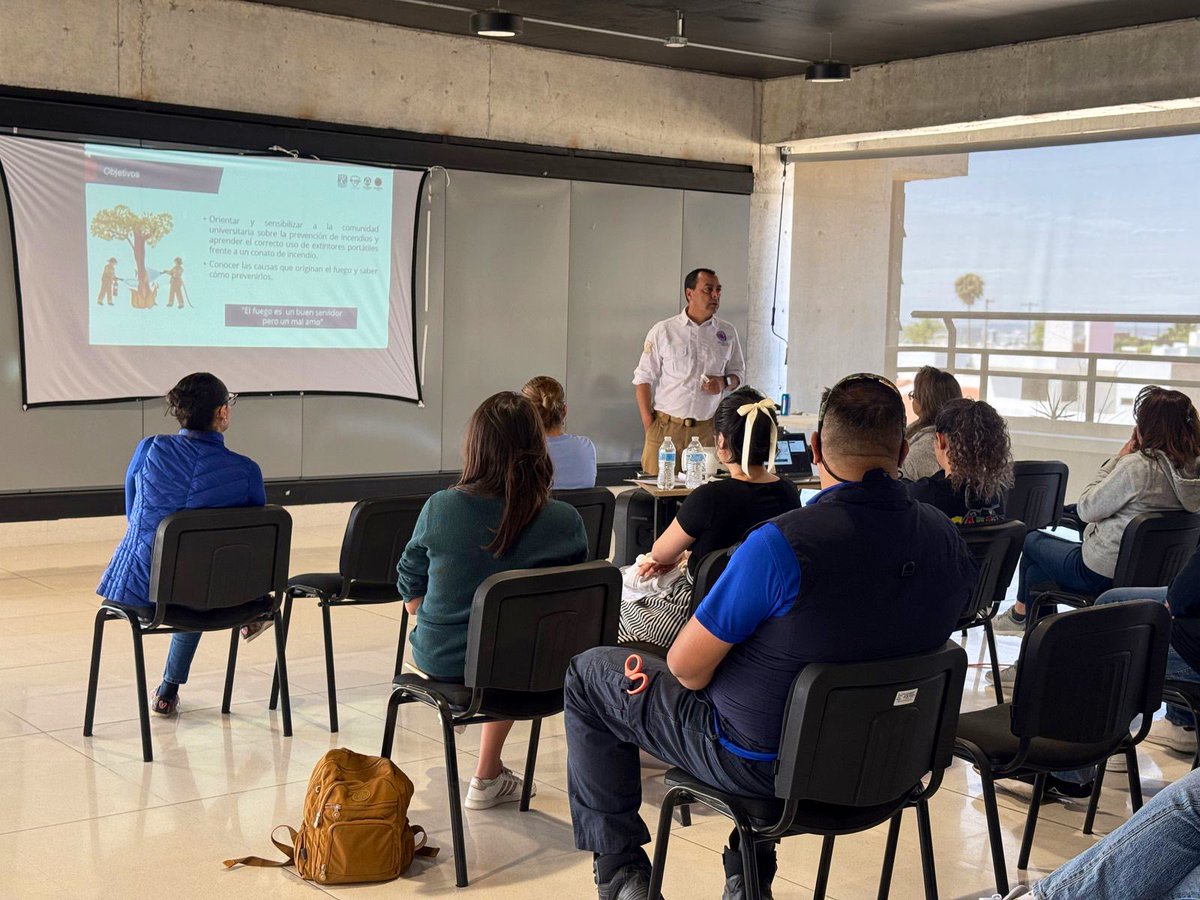 PCUNAM's tweet photo. Con el propósito de fortalecer la cultura prevención, personal de la #DGAPSU impartió el taller de #PrimerosAuxilios y #UsoDeExtintores, en la @EnesJuriquilla de la #UNAM. 👍🏼
#LaPrevenciónEsLaLlaveDeTuSeguridad https://t.co/28Fnm5CtAm