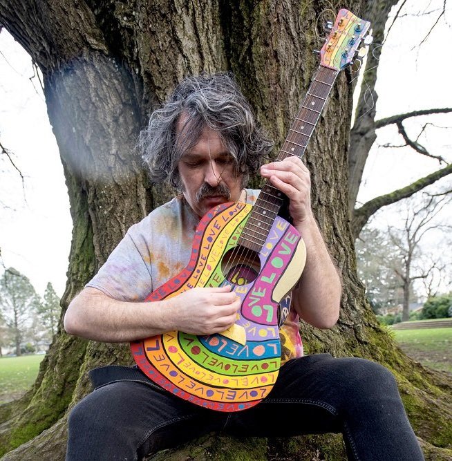 PREMIERE | PDX ambassador of goodwill and good vibes Larry Peace-Love Yes shares an anthem of universal harmony from the new album ‘Everyone On This Planet Is Family’ available May 23 via Nadine Records. 

weekinpop.com/features/premi…