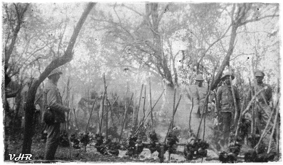Durante la Guerra del Chaco (1932-1935), en algunas escasas pero recordadas ocasiones, algunas unidades almorzaban el célebre asado a la estaca. Tal como lo vemos en esta fotografía, extraída del Foro ¨Memorias de la Guerra del Chaco¨.