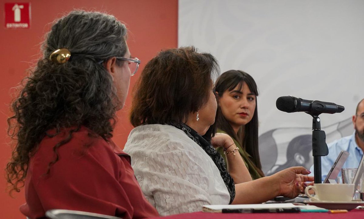 SEMARNAT_mx's tweet photo. La secretaria de Medio Ambiente, @aliciabarcena, presidió esta mañana la Primera Sesión Ordinaria de la Junta de Gobierno de la @CONAFOR, junto al titular de este organismo, @sergio_grafm.

En esta primera reunión de 2025 se dio seguimiento a los acuerdos previos de las sesiones anteriores y se analizaron las actividades del cierre del ejercicio fiscal 2024, cuyos objetivos fueron:

🔸Promoción de manejo forestal comunitario
🔸Protección de ecosistemas forestales
🔸Impulso a nuevos modelos de gobernanza y participación ciudadana

Este órgano de gobierno en materia forestal está integrado por: #Semarnat, #Conafor, @Defensamx1, @Hacienda_Mexico, @bienestarmx, @SE_mx, @Agricultura_mex, @SECTUR_mx, @conagua_mx y el @INPImx.

#SomosMedioAmbiente