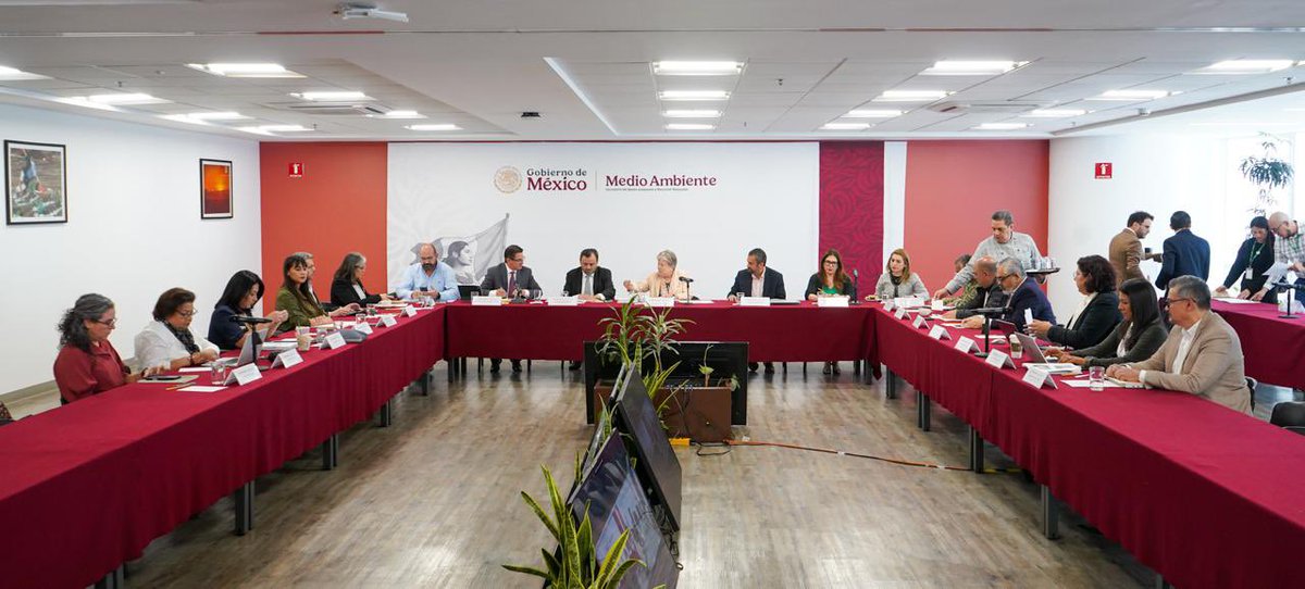 SEMARNAT_mx's tweet photo. La secretaria de Medio Ambiente, @aliciabarcena, presidió esta mañana la Primera Sesión Ordinaria de la Junta de Gobierno de la @CONAFOR, junto al titular de este organismo, @sergio_grafm.

En esta primera reunión de 2025 se dio seguimiento a los acuerdos previos de las sesiones anteriores y se analizaron las actividades del cierre del ejercicio fiscal 2024, cuyos objetivos fueron:

🔸Promoción de manejo forestal comunitario
🔸Protección de ecosistemas forestales
🔸Impulso a nuevos modelos de gobernanza y participación ciudadana

Este órgano de gobierno en materia forestal está integrado por: #Semarnat, #Conafor, @Defensamx1, @Hacienda_Mexico, @bienestarmx, @SE_mx, @Agricultura_mex, @SECTUR_mx, @conagua_mx y el @INPImx.

#SomosMedioAmbiente