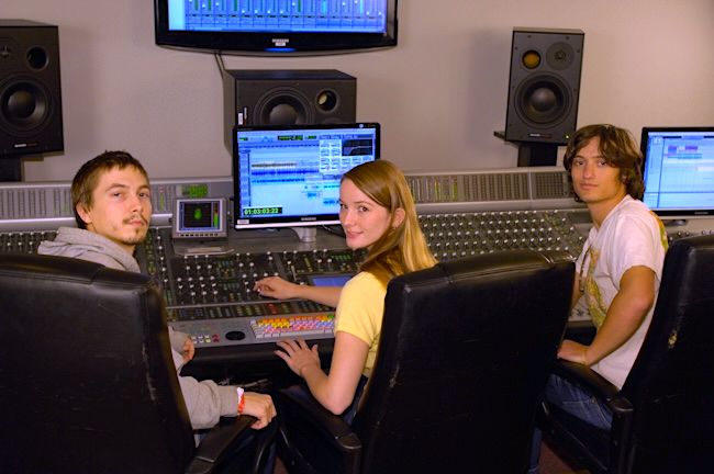 omegastudios's tweet image. 3 students learning audio for Film and Video on the Avid Icon desk.

#AudioSignalFlow #SoundSystemDesign #FieldRecording #RecordingTips #MusicStudioTips #MobileStudio #SoundScapeDesign #SoundRecording #CreativeProducer #filmsound #RockvilleMD