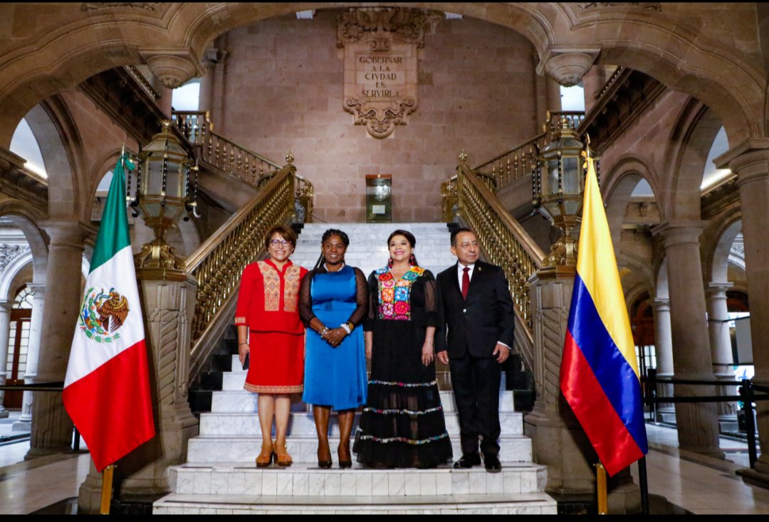 Hoy la Jefa de Gobierno, Clara Brugada, encabezó la entrega de las llaves de la Ciudad a Francia Márquez, vicepresidenta de Colombia, en el #SalonDeCabildos