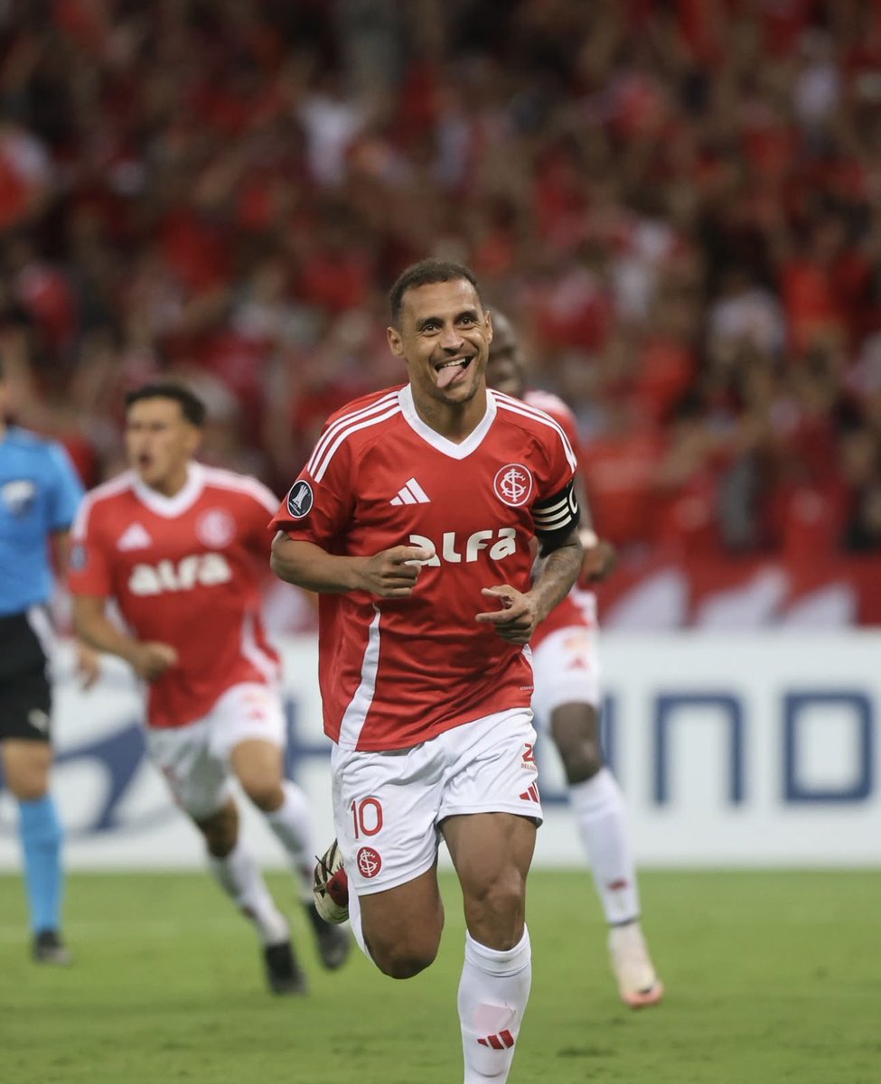 futebol_info's tweet photo. 3 vezes ele. Camisa 10 clássico do futebol brasileiro. Craque.

📸 Ricardo Duarte/SCI https://t.co/tVRrh2EGNt