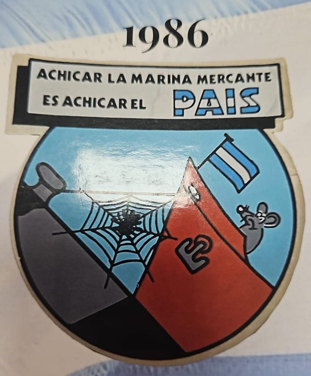 hernanletcher's tweet photo. OTRA VEZ SOPA: COMO EN LOS NOVENTA, STURZENEGGER QUIERE TERMINAR CON LA MARINA MERCANTE

Primero: la desregulación ya comenzó con el Decreto 37/2025, que modificó el Régimen de la Navegación Marítima, Fluvial y Lacustre (REGINAVE), pero se profundizará con el DNU que saldría este mes, con estos cambios:

🔸 Cualquier buque podrá dejar la bandera argentina y pasar a bandera extranjera. Además, los buques extranjeros podrán hacer tareas que eran exclusividad de nuestra Marina Mercante.
🔸 Regirá la legislación laboral extranjera en los contratos laborales. Se restringirá el derecho a huelga declarando como servicio esencial a la navegación y se permitirá echar al personal con solo 10 días de sueldo o licencia sin goce de sueldo por 10 años.
🔸 Se eliminará el requisito de baqueanos con conocimiento de la vía navegable aumentando el riesgo de incidente ambiental como el derrame de combustible.
🔸 Se eliminarán los serenos de buques: se perderían 700 puestos de trabajo debilitando la seguridad nacional.

Ganadores de esta desregulación: las empresas que operan los corredores cerealeros de San Lorenzo y Bahía Blanca, que no contratarán serenos y los grandes actores de logística como PTP Group y la Agencia Marítima ISA.

Sigue el hilo  🧵