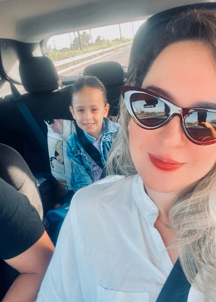 Bom dia, mundo! Acordei, tô viva, com café na mão e gratidão no coração!  
Se o dia já começou corrido, respira e lembra: tem misericórdia nova te esperando desde antes do sol nascer!

*"As misericórdias do Senhor são a causa de não sermos consumidos... renovam-se cada manhã."*