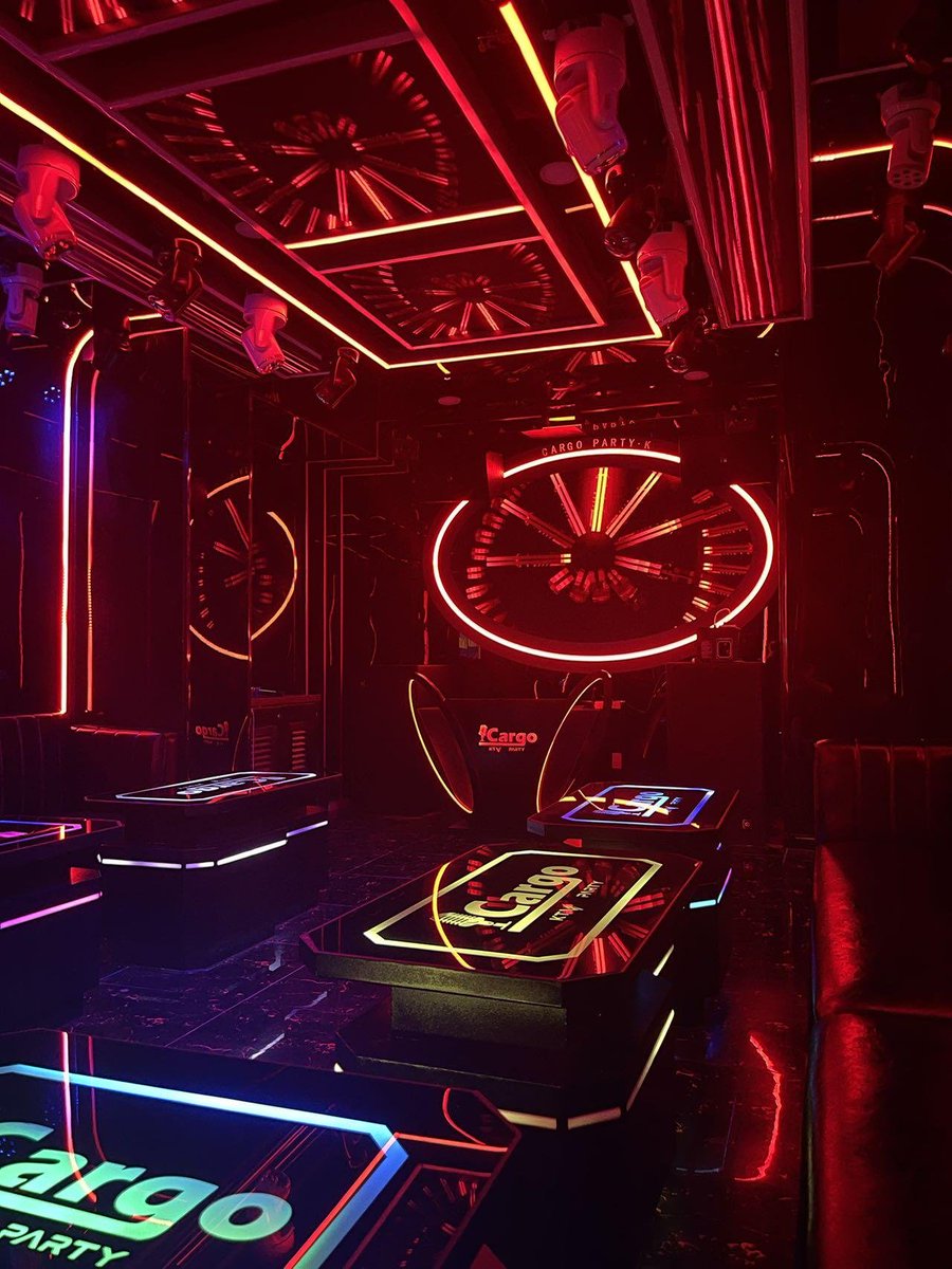 kaurpreet0203's tweet photo. Inside this karaoke room, there's the same kind of subwoofer speakers that are used in discos.All kinds of lights. All kinds of dream world.😆😆 https://t.co/vK6I6V1Aye