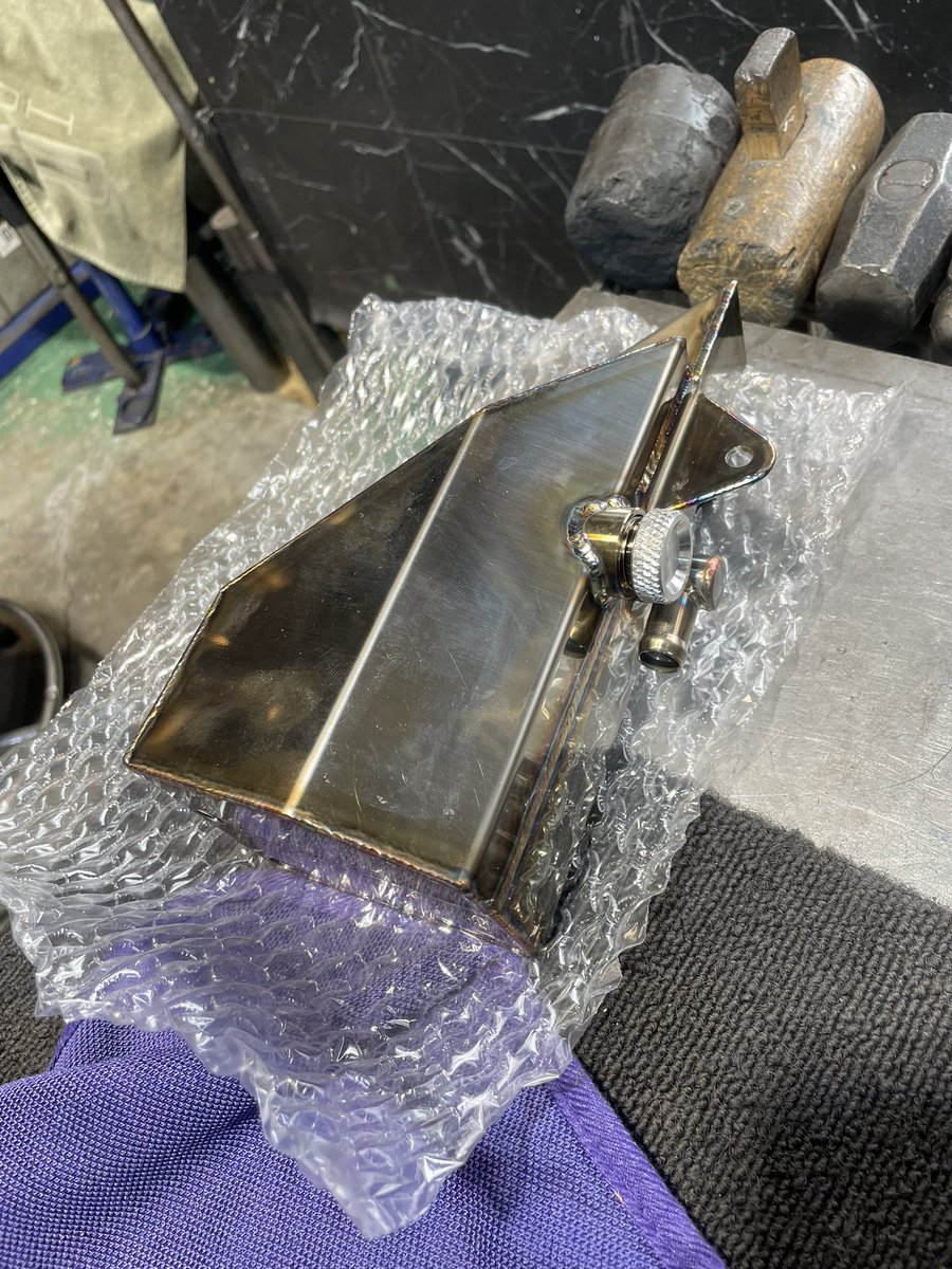 皆様おはようございます
兎にも角にも毎日ヘロヘロの
アイヤマです
久しぶりのキャッチタンク…作り方を忘れて苦労しますた
ステンレスタイプ只今在庫1個です
宜しくお願い致します