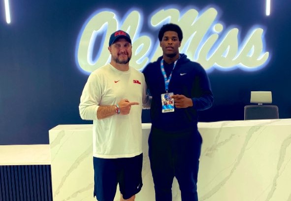 Rebels247's tweet photo. VIP: Ole Miss makes splash for 2026 Knoxville OT Charles Humphrey on visit to Oxford today. Sounds like an OV is coming soon. We talk to him inside...
https://t.co/dQiKc8z1CA
#OleMiss #HottyToddy https://t.co/SpSjcXafaY