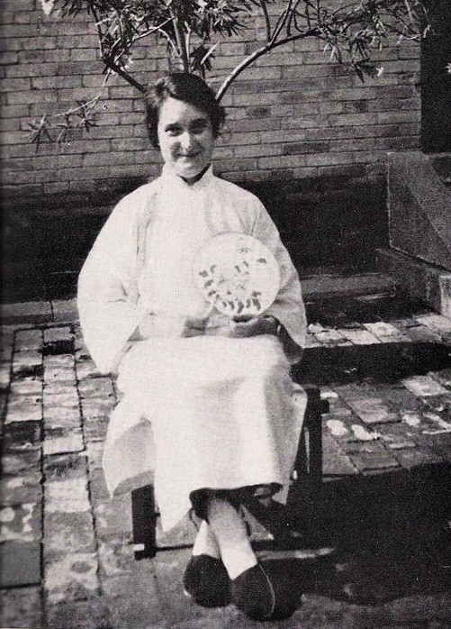 AsianEAC's tweet photo. Ever heard of Gladys Aylward? A British missionary who moved to China, helped fight foot binding, and led 100 orphaned kids to safety on foot during the Japanese invasion. Talk about courage! 

#AsianAHistory #FootBinding #GladysAylward https://t.co/tsTzo9d3ni