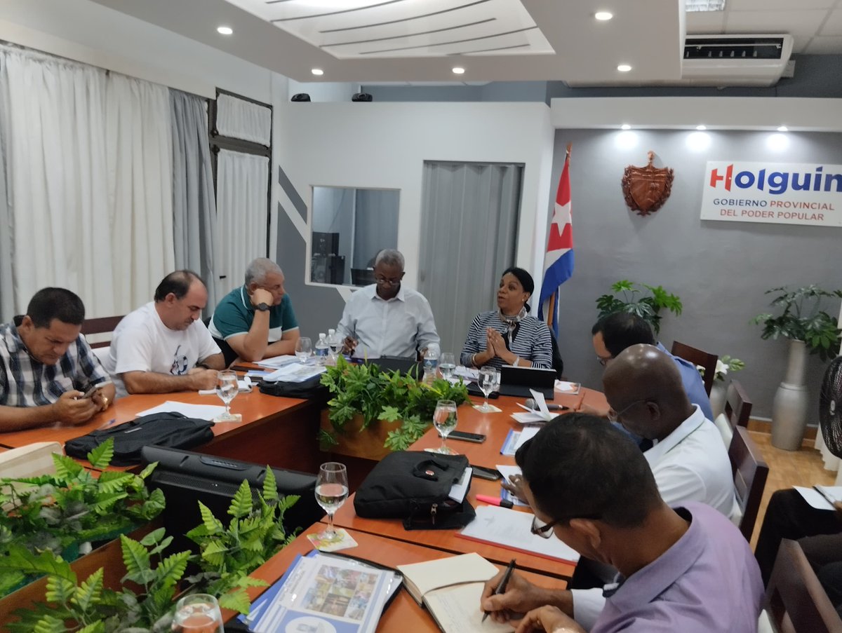 Acompañamos a la viceprimera ministra de la República de #Cuba, <a href="/InesMChapman/">Inés María Chapman Waugh</a>, que en visita de trabajo a #HolguínSí chequea los resultados alcanzados en la implementación del Programa de Gobierno para corregir distorsiones y reimpulsar la economía. #HonorHolguinero