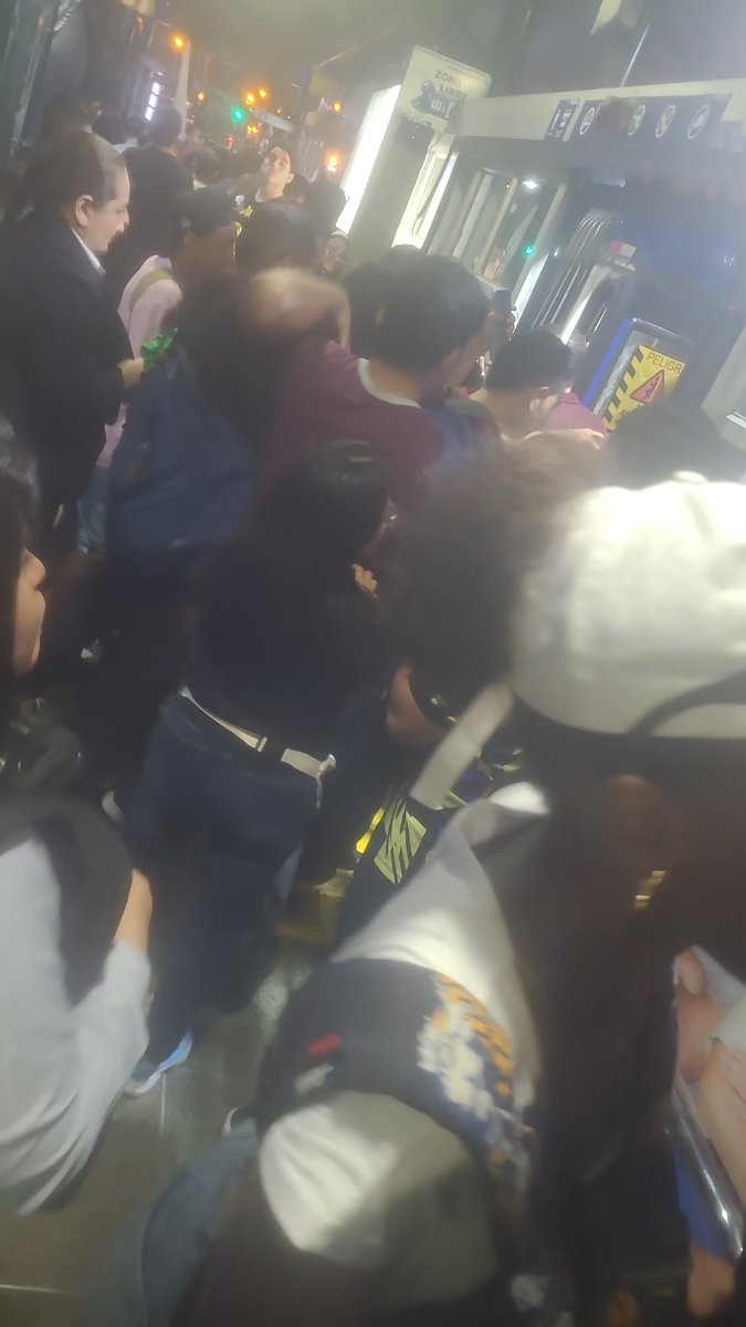 capayu3000's tweet photo. El alcalde chimichurri tiene al pueblo sumido en la desesperación 
Esta porquería de servicio vale 45 centavos 
Teatan al pueblo como ganado https://t.co/D2OdyMBJYd