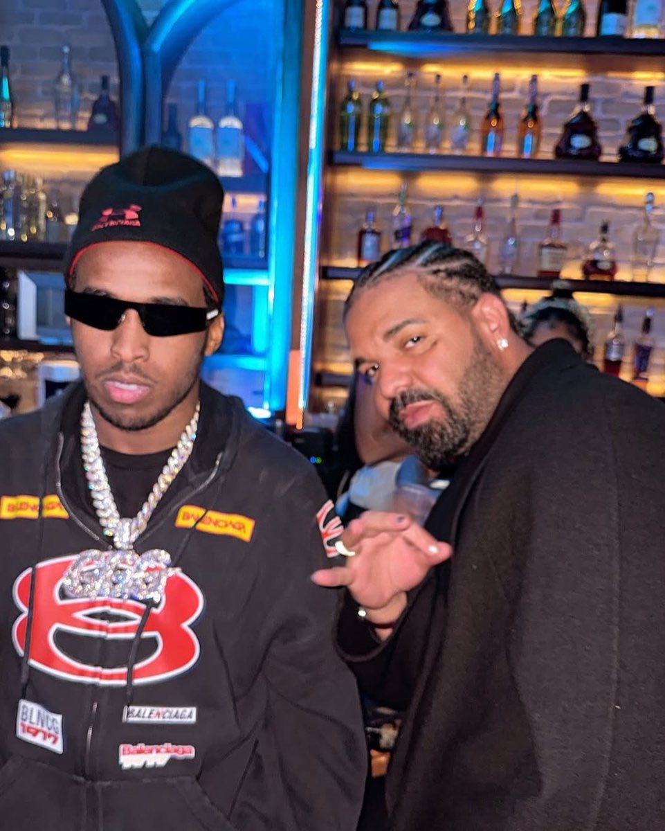 backoutsidebois's tweet image. drake got the braids back 🔥