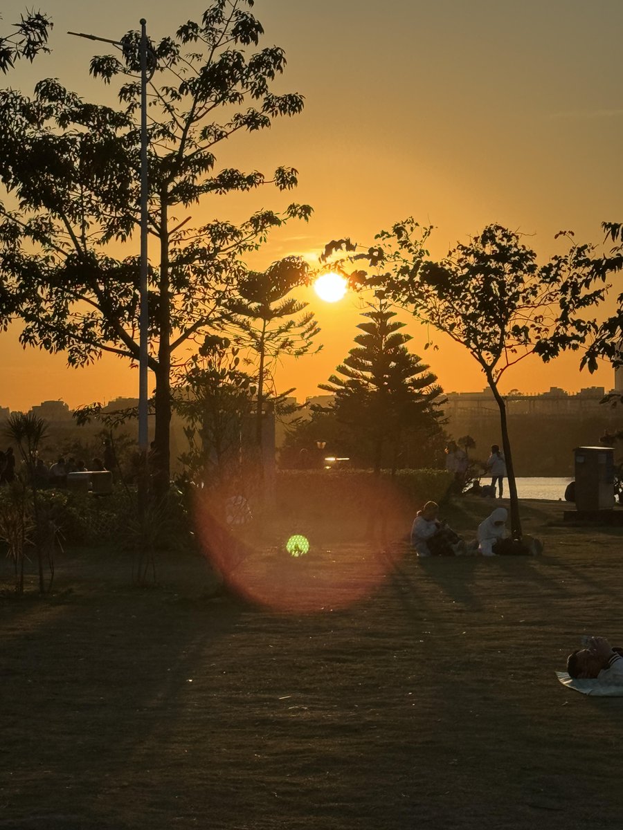 danzaking20's tweet photo. Sunset memories: a canvas of tranquility and reflection. 🌈🕊️ https://t.co/t8oClpmE5t