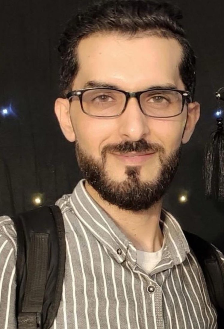 على هذا الكرسي تحديداً احترق الصحفي أحمد منصور حياً حتى الموت في واحدة من أبشع الجرائم على الإطلاق 

كرسي شاهد على ظلم لم تعرفه البشرية من قبل