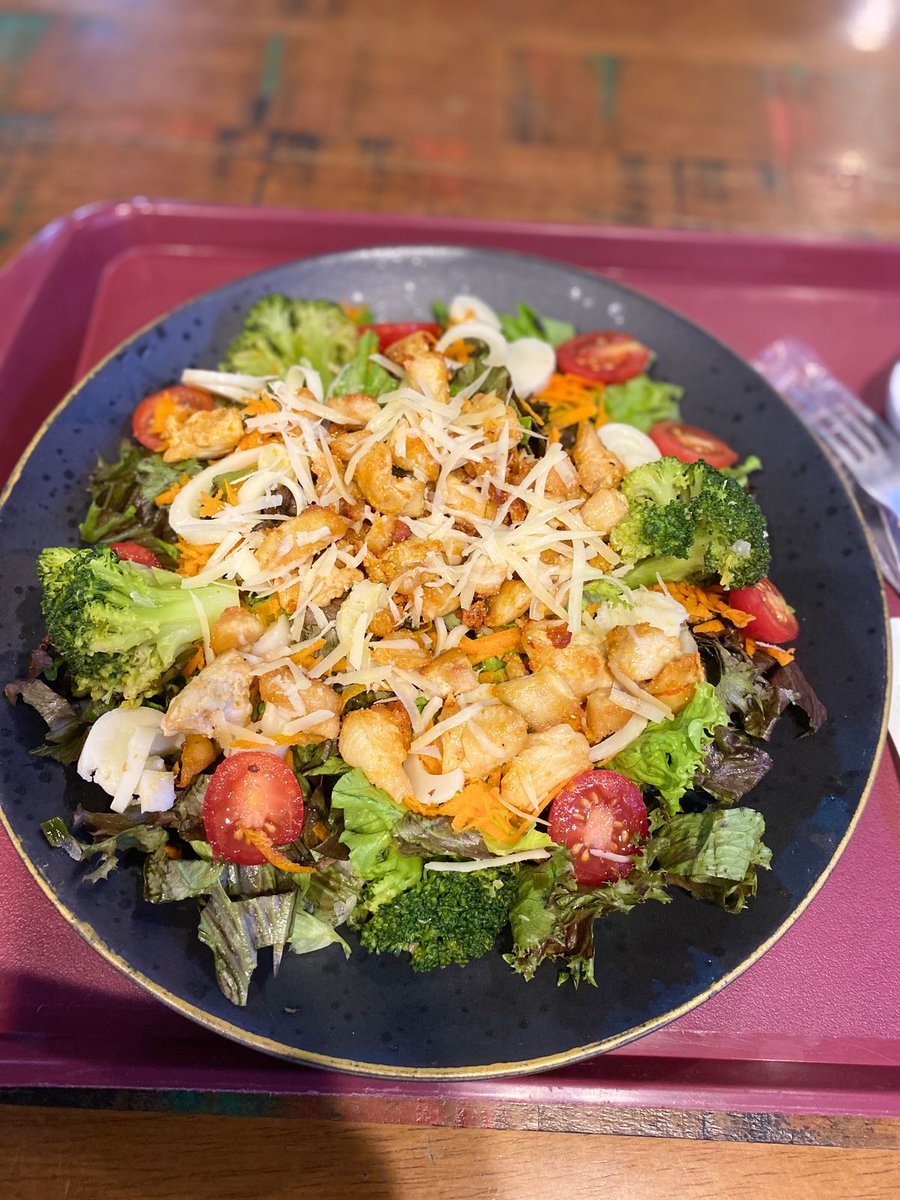 Metade do expediente já foi!  
Agora é hora de respirar fundo, almoçar (de preferência algo que não seja só café e esperança) e se preparar pra segunda metade com fé e bom humor!  

Afinal, *"o riso é um bom remédio"*… e um bom almoço também ajuda, né?

E você, já decidiu se vai