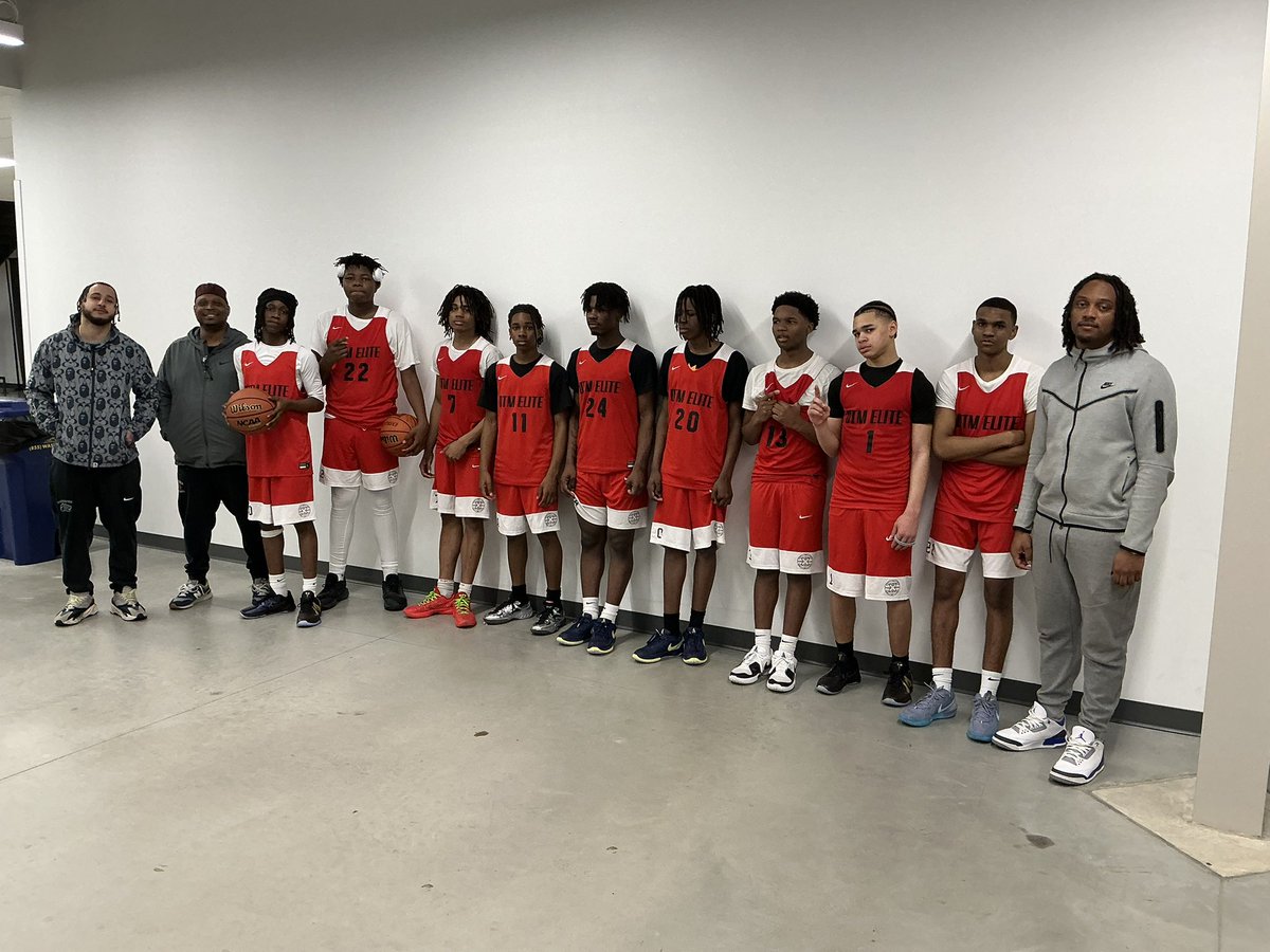 DoTheMathLLC's tweet photo. Shout out to @EditzHoop for the footage. Humbling weekend last weekend at #PHTheStage. We’re not as good as our 3-1 record, but we’re not as bad as the one beatdown we took. Got to build and bond with our men’s circle. Back at it again this weekend at #PHChitownTipOff https://t.co/dRVt0sr2DV