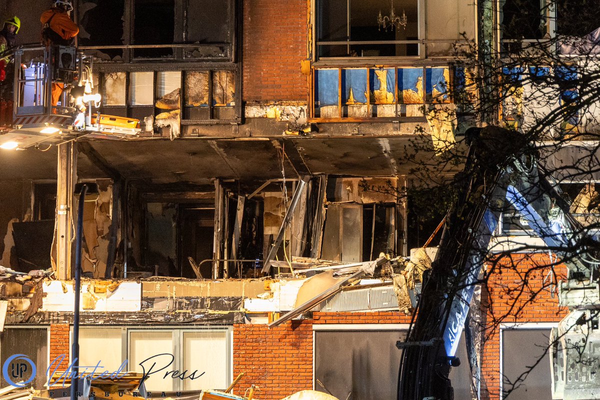 Een enorme ravage na een gigantische #explosie in #Heerhugowaard. De brandweer schaalde op naar #GRIP2. Een speciaal team van de brandweer, het #STH werd ook ingezet. Door de explosie stortte de derde en tweede verdieping in. Het is onbekend of er nog slachtoffers onder het puin