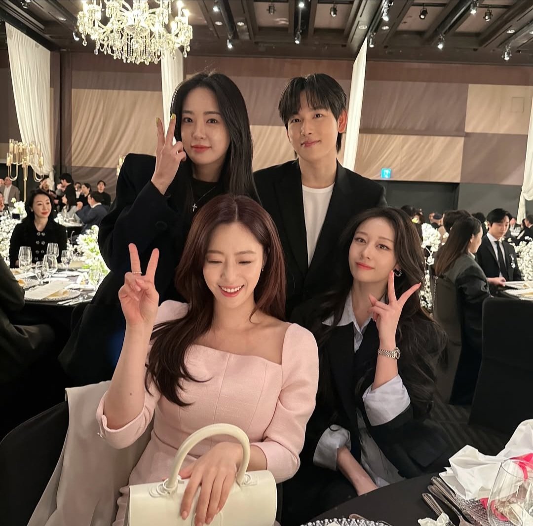 pricelessdinoo's tweet photo. Malah kayak nikahannya eunyeon https://t.co/7ePxjeXuno