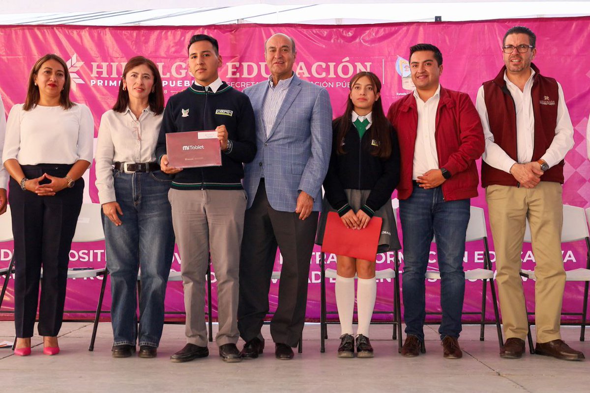 SEPHidalgo's tweet photo. 📱✨ Gracias al programa #MiTablet que impulsa el Gobierno de Hidalgo, encabezado por el gobernador @juliomenchaca_ , estudiantes de educación media superior en municipios como Huichapan, Zimapán, Ixmiquilpan y más, recibieron tabletas electrónicas para fortalecer su formación académica.
Durante su visita al @CECyTEHidalgo plantel Huichapan y al @COBAEH_HGO, el secretario de Educación, @natycastrejonv, destacó que esta entrega impulsa la excelencia educativa y refleja el compromiso de la Nueva Escuela Mexicana, con un enfoque humanista, inclusivo y transformador.
Además, se firmó un convenio entre CECyTEH y cinco presidencias municipales para seguir fortaleciendo el vínculo entre comunidad y educación. Porque en Hidalgo, la tecnología es una herramienta para construir un mejor futuro para todas y todos. 🙌📚
#PrimeroLaEducación
#NatyCastrejón
