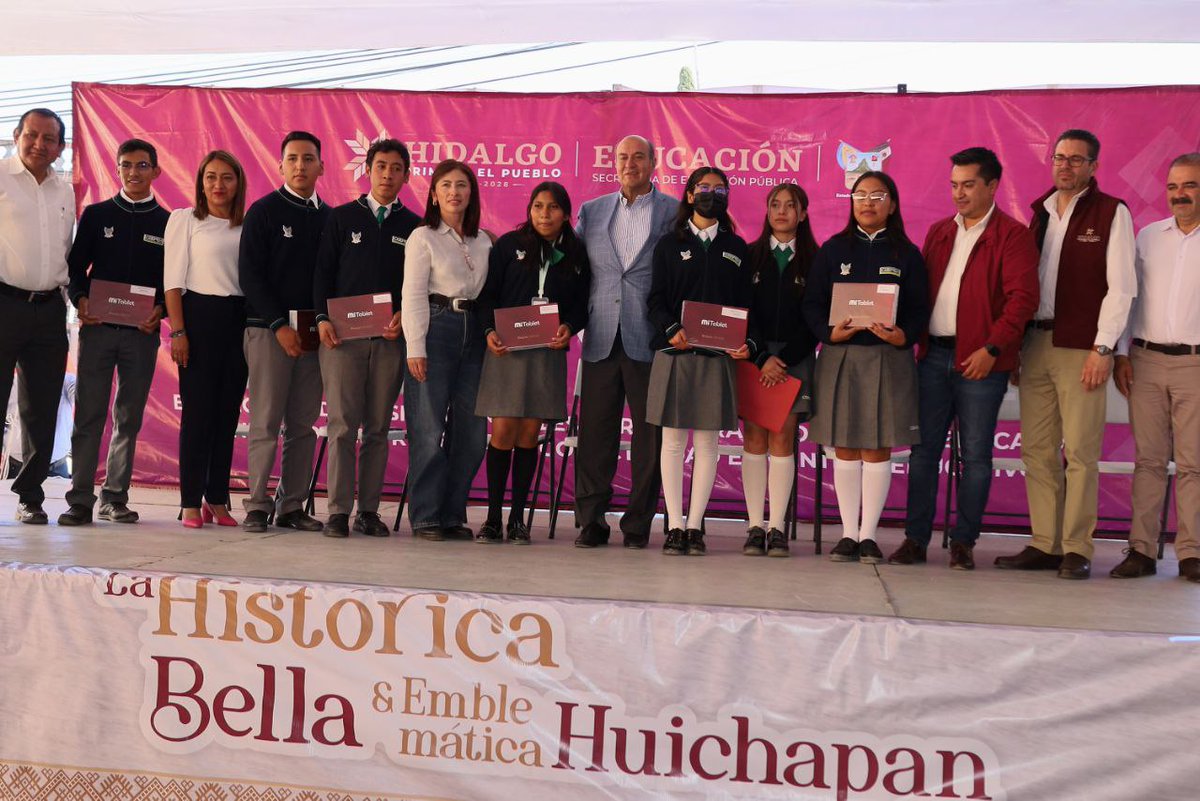 SEPHidalgo's tweet photo. 📱✨ Gracias al programa #MiTablet que impulsa el Gobierno de Hidalgo, encabezado por el gobernador @juliomenchaca_ , estudiantes de educación media superior en municipios como Huichapan, Zimapán, Ixmiquilpan y más, recibieron tabletas electrónicas para fortalecer su formación académica.
Durante su visita al @CECyTEHidalgo plantel Huichapan y al @COBAEH_HGO, el secretario de Educación, @natycastrejonv, destacó que esta entrega impulsa la excelencia educativa y refleja el compromiso de la Nueva Escuela Mexicana, con un enfoque humanista, inclusivo y transformador.
Además, se firmó un convenio entre CECyTEH y cinco presidencias municipales para seguir fortaleciendo el vínculo entre comunidad y educación. Porque en Hidalgo, la tecnología es una herramienta para construir un mejor futuro para todas y todos. 🙌📚
#PrimeroLaEducación
#NatyCastrejón