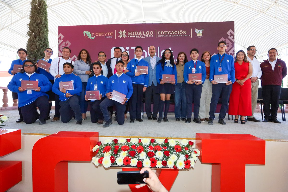 SEPHidalgo's tweet photo. 📱✨ Gracias al programa #MiTablet que impulsa el Gobierno de Hidalgo, encabezado por el gobernador @juliomenchaca_ , estudiantes de educación media superior en municipios como Huichapan, Zimapán, Ixmiquilpan y más, recibieron tabletas electrónicas para fortalecer su formación académica.
Durante su visita al @CECyTEHidalgo plantel Huichapan y al @COBAEH_HGO, el secretario de Educación, @natycastrejonv, destacó que esta entrega impulsa la excelencia educativa y refleja el compromiso de la Nueva Escuela Mexicana, con un enfoque humanista, inclusivo y transformador.
Además, se firmó un convenio entre CECyTEH y cinco presidencias municipales para seguir fortaleciendo el vínculo entre comunidad y educación. Porque en Hidalgo, la tecnología es una herramienta para construir un mejor futuro para todas y todos. 🙌📚
#PrimeroLaEducación
#NatyCastrejón