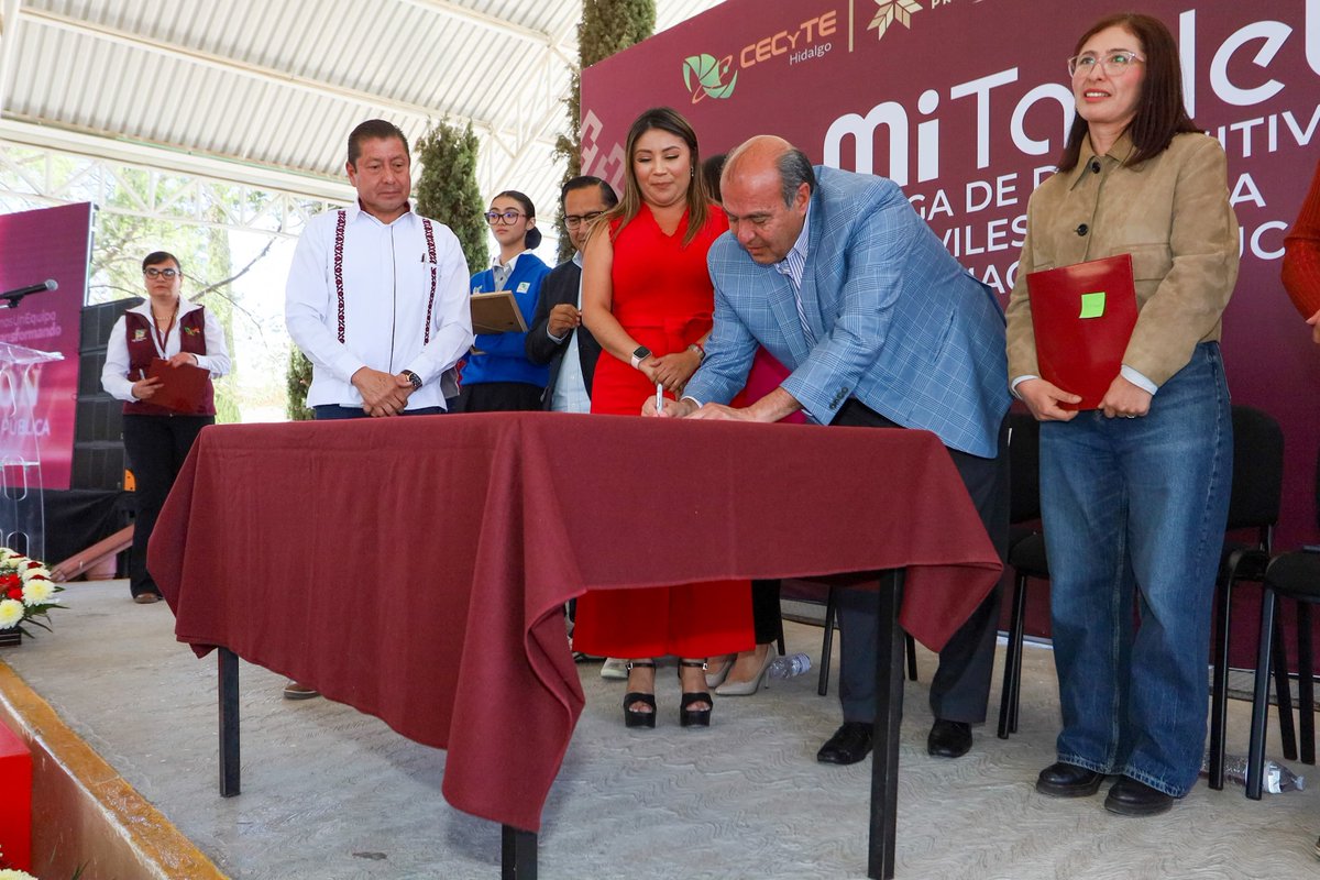 SEPHidalgo's tweet photo. 📱✨ Gracias al programa #MiTablet que impulsa el Gobierno de Hidalgo, encabezado por el gobernador @juliomenchaca_ , estudiantes de educación media superior en municipios como Huichapan, Zimapán, Ixmiquilpan y más, recibieron tabletas electrónicas para fortalecer su formación académica.
Durante su visita al @CECyTEHidalgo plantel Huichapan y al @COBAEH_HGO, el secretario de Educación, @natycastrejonv, destacó que esta entrega impulsa la excelencia educativa y refleja el compromiso de la Nueva Escuela Mexicana, con un enfoque humanista, inclusivo y transformador.
Además, se firmó un convenio entre CECyTEH y cinco presidencias municipales para seguir fortaleciendo el vínculo entre comunidad y educación. Porque en Hidalgo, la tecnología es una herramienta para construir un mejor futuro para todas y todos. 🙌📚
#PrimeroLaEducación
#NatyCastrejón