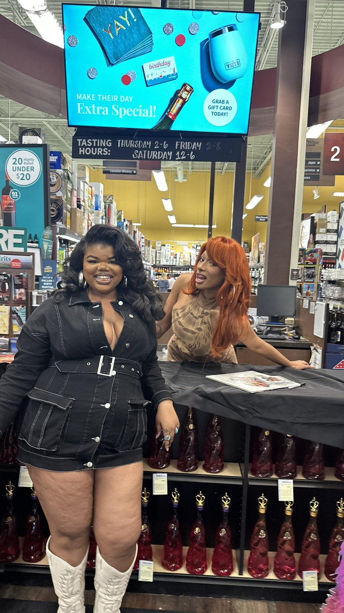 domthefurious's tweet image. i finally met my queen @theestallion and she said i was beautiful and looked good af. 🥰 yall know how much i’ve loved megan over the years, i will NEVERRRRRR stop talking about this. 😌 ily meg!