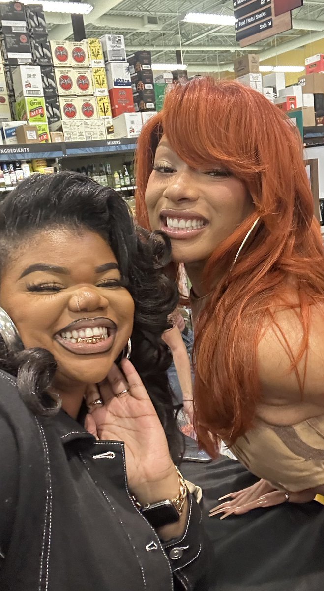 domthefurious's tweet image. i finally met my queen @theestallion and she said i was beautiful and looked good af. 🥰 yall know how much i’ve loved megan over the years, i will NEVERRRRRR stop talking about this. 😌 ily meg!