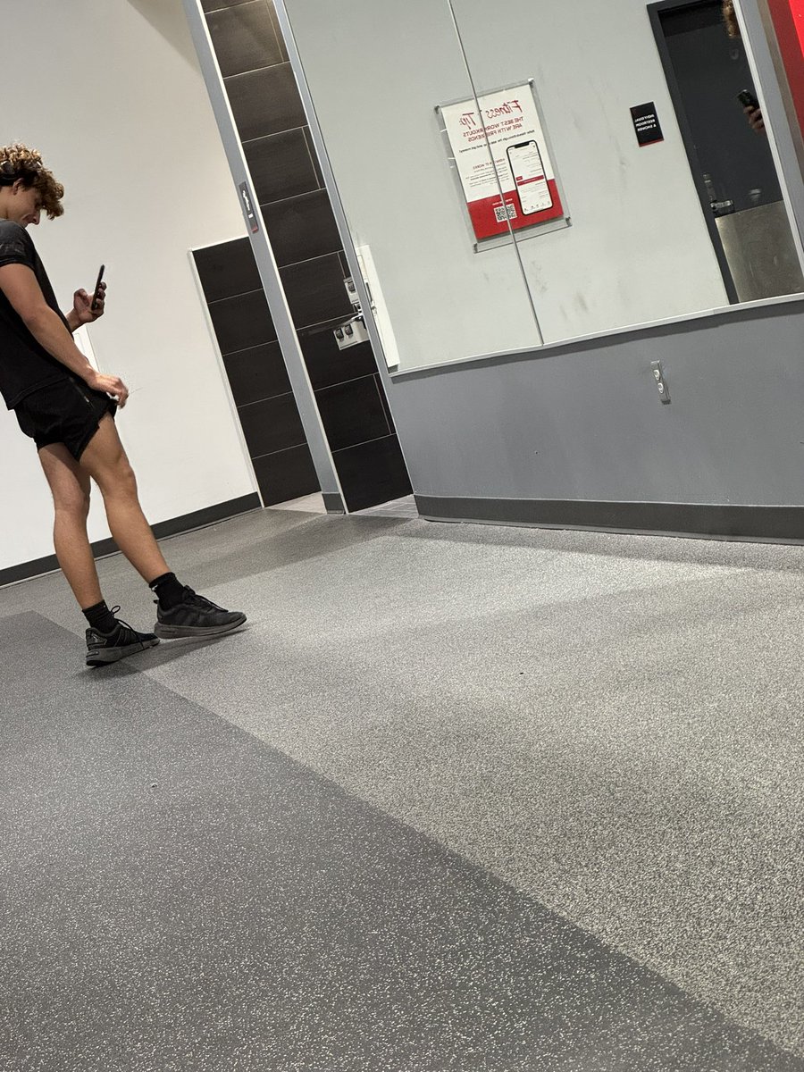 “The hoes gonnnn loveee thiss”