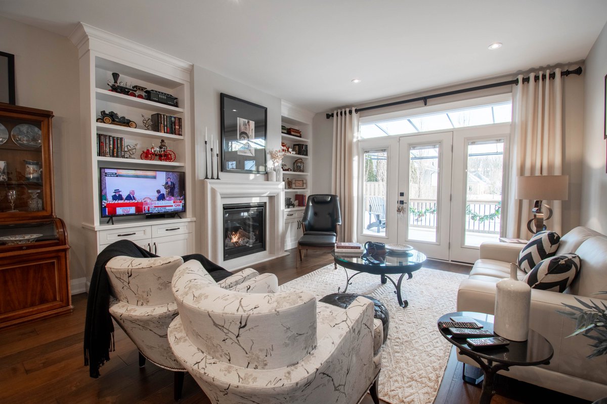 YLRETeam's tweet photo. This sophisticated and elegant luxury townhome condominium, is a pleasure to call home. From the moment you walk in the door, the quality and upgrades make this space truly unique.  Great location close to walking trails, golf course, hospital, and downtown Tillsonburg. https://t.co/24LZ7k9FZN