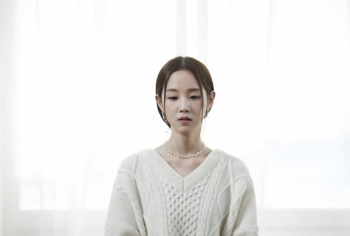 imbcenews's tweet photo. 故박보람 1주기…너무 일찍 떠난 별
#박보람 #ParkBoRam #1주기 #사망 #비보 #고인 #명복 #iMBC연예
박보람은 지난 2024년 4월 11일 갑작스럽게 세상을 떠났다. 향년 30세.
고인은 당시 경기 남양주시 지인의 집에서 술을 마시다 화장실에서 쓰러진 채 발견됐다. 신고를 받고 현장에 도착한 구급대가 병원으로 옮겼으나 같은 날 오후 11시 17분께 사망 판정을 받았다.
국립과학수사연구소에 따르면 부검 결과 사인은 급성알코올중독으로 추정됐다. 타살 혐의점이나 극단 시도 정황은 발견되지 않았다.
박보람은 지난 2010년 엠넷 오디션 프로그램 '슈퍼스타K2'로 얼굴을 알렸다. 톱11 본선까지 진출하며 준수한 가창력을 인정받았다. 2014년 '예뻐졌다'를 발매하며 정식 데뷔했다. 데뷔곡이 멜론 연간 차트 19위에 오르는 등 화제를 모았다.
🔗https://t.co/eZrbrW9GP9