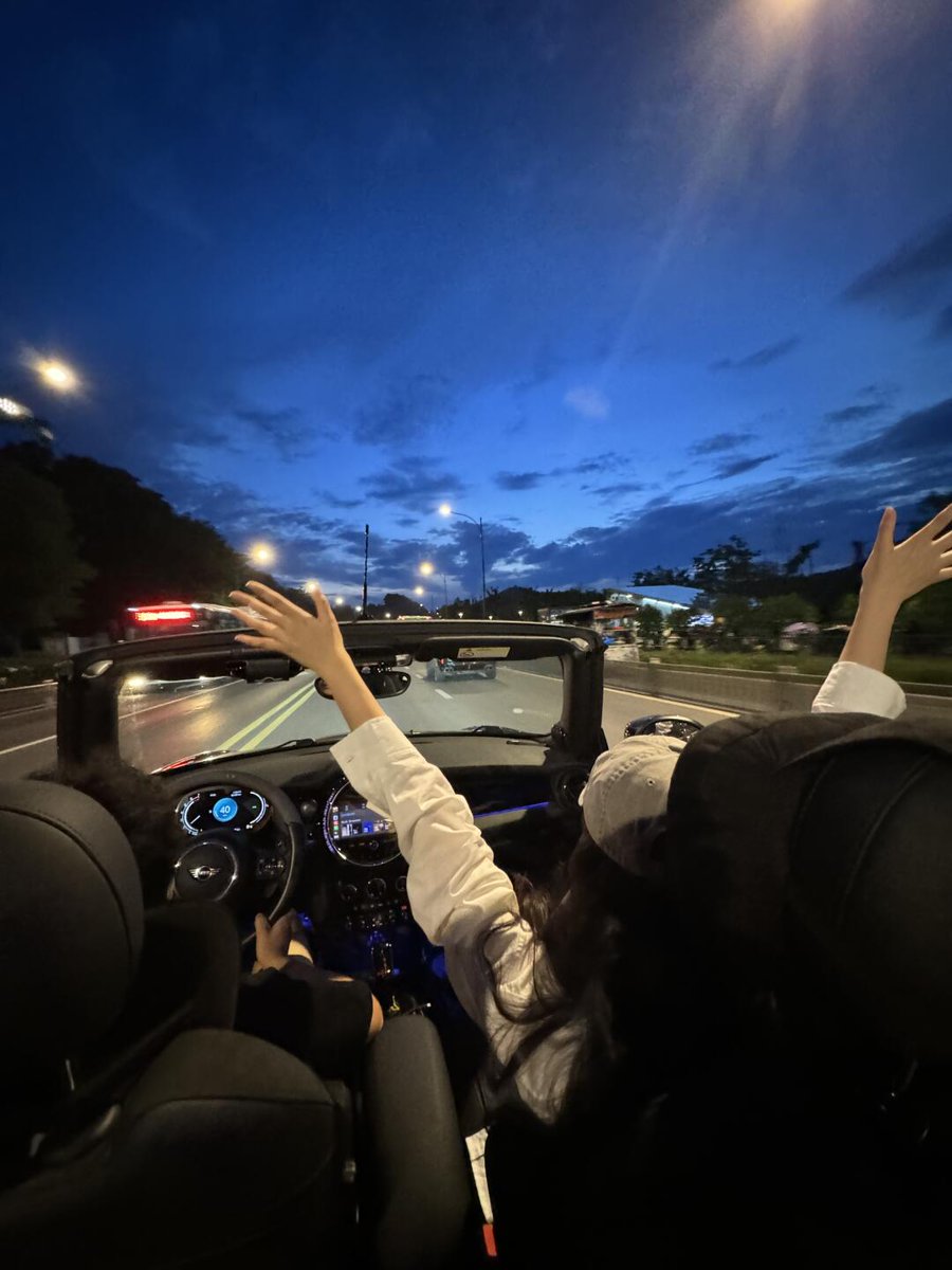 夜は絵のようで、涼しい風は徐徐として、私達は自由と笑いを追いかけます。オープンカーの中の瞬間は、胸がときめく初夏の映画のようです。この夜、私たちのものです!