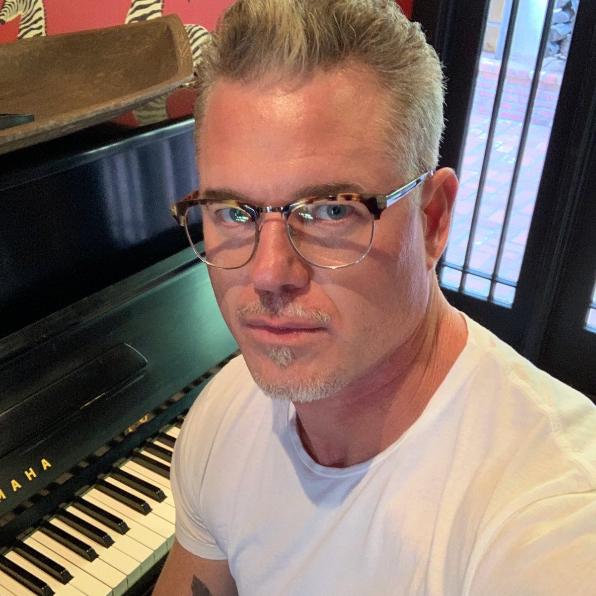 sboficial's tweet photo. 🚨 Eric Dane é diagnosticado com a doença de ELA.

Também conhecida como doença de Lou Gehrig, é uma doença degenerativa rara que causa paralisia progressiva dos músculos, onde os pacientes perdem lentamente a capacidade de falar, comer, andar e respirar de forma independente. https://t.co/OgNSJ9eAZc