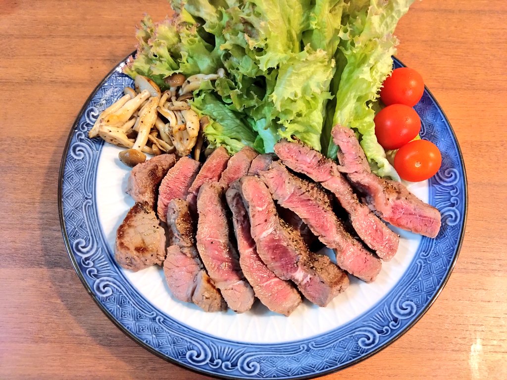 昨日の夜ごはん
🐮肉🐮
#おうちごはん

昨日息子の入園式で今日初登園🌸
早く幼稚園行ってくれ！って思ってたけど、いざこの日になるといろんな感情が押し寄せてグッときてしまった😢
新生活スタート✨