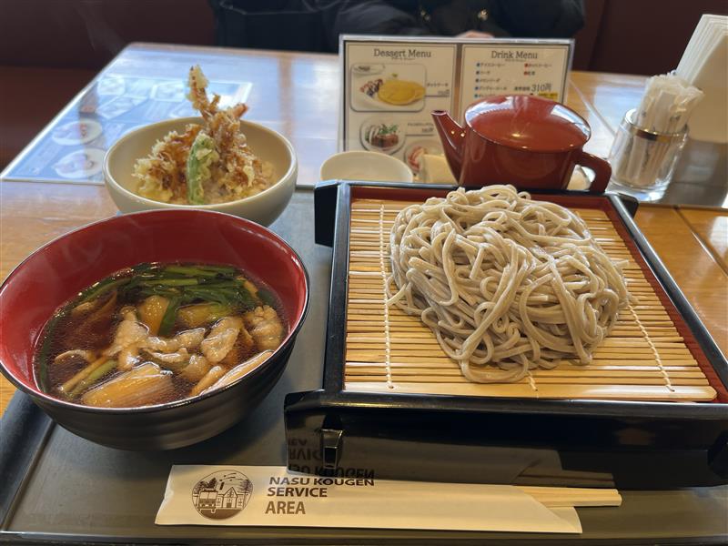 AdvanceTrigger's tweet photo. 東京は桜がそろそろ見納めですね。
宮城県にあるカーボン工房への道中の那須にはまだ雪が残っています。東北の桜はこらからが見頃ですね🌸
来週は出張シリーズあげようかな。。
＃カーボン工房
＃カーボン加工
＃那須高原 https://t.co/NbhZIhD9aq